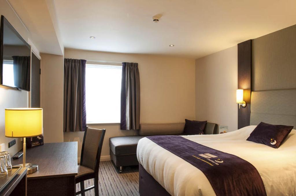 Premier Inn Мърдър Титфил Екстериор снимка