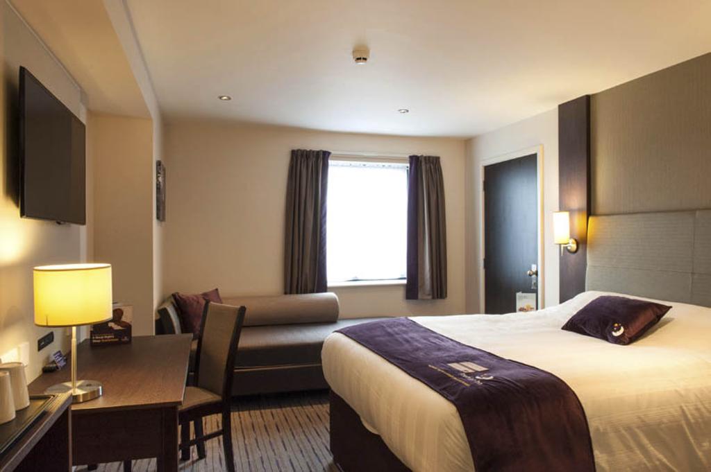 Premier Inn Мърдър Титфил Екстериор снимка