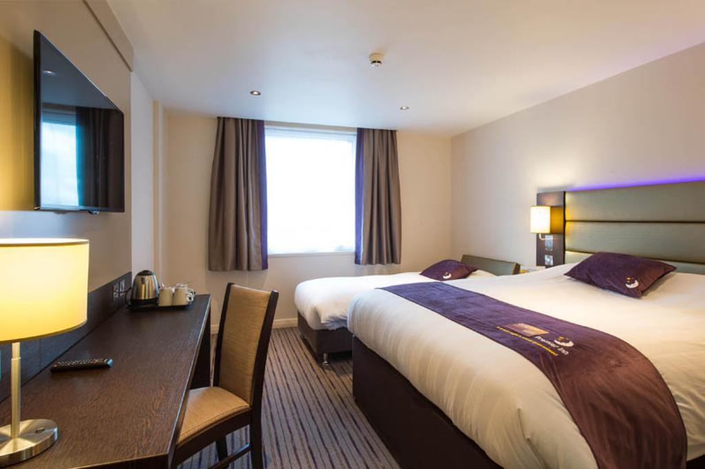 Premier Inn Мърдър Титфил Екстериор снимка