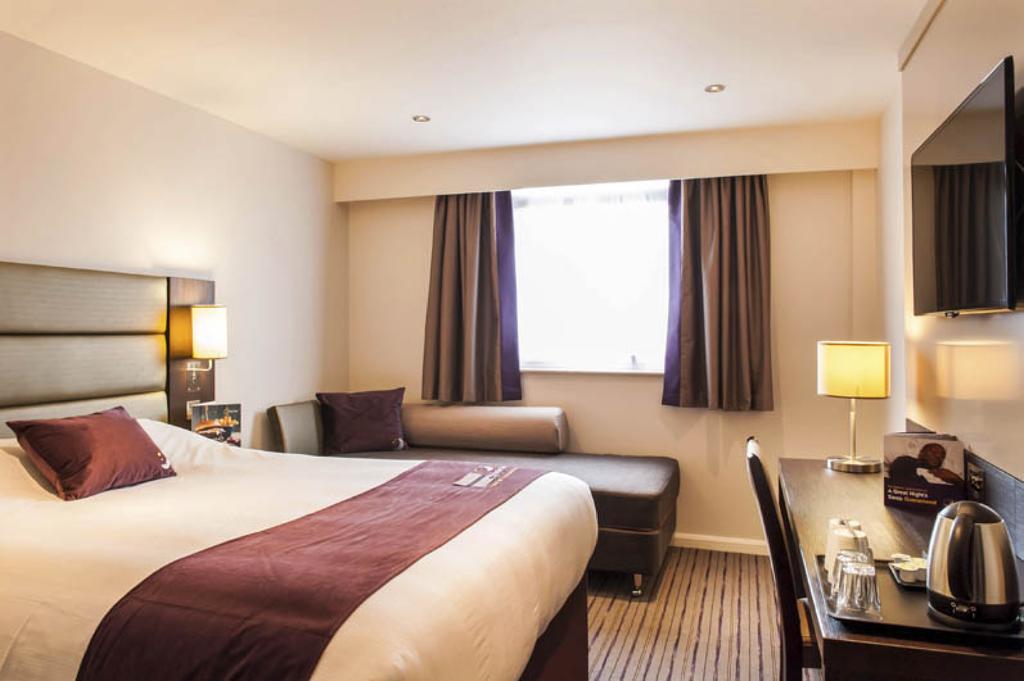 Premier Inn Мърдър Титфил Екстериор снимка