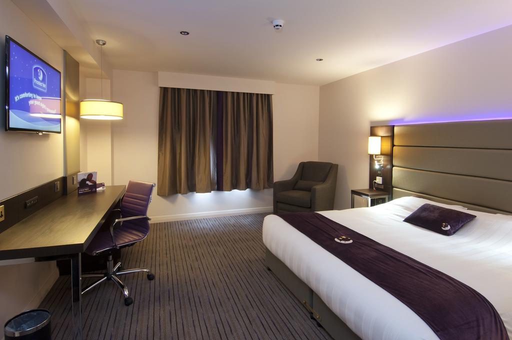 Premier Inn Мърдър Титфил Екстериор снимка