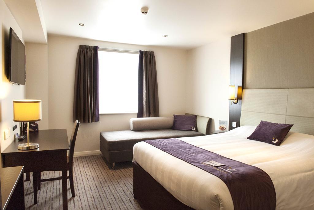 Premier Inn Мърдър Титфил Екстериор снимка