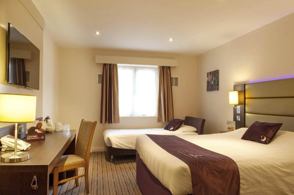 Premier Inn Мърдър Титфил Екстериор снимка