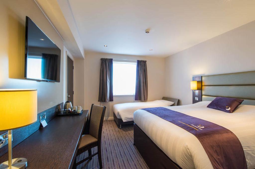 Premier Inn Мърдър Титфил Екстериор снимка