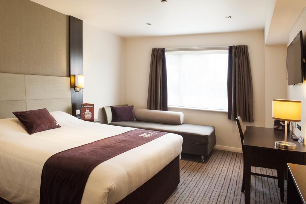 Premier Inn Мърдър Титфил Екстериор снимка