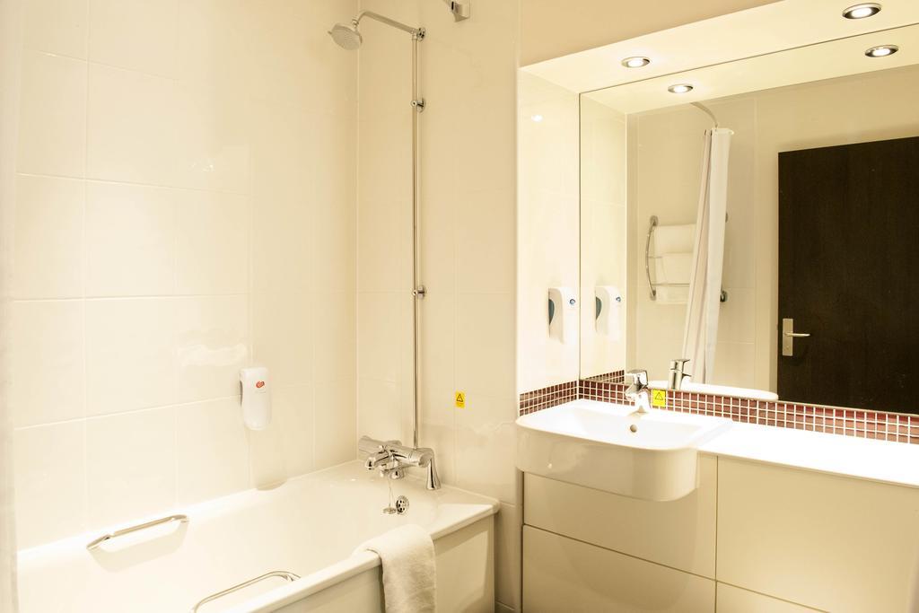 Premier Inn Мърдър Титфил Екстериор снимка