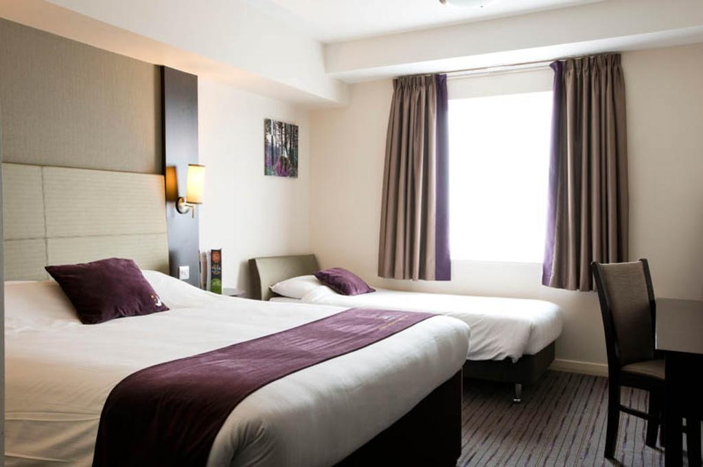 Premier Inn Мърдър Титфил Екстериор снимка