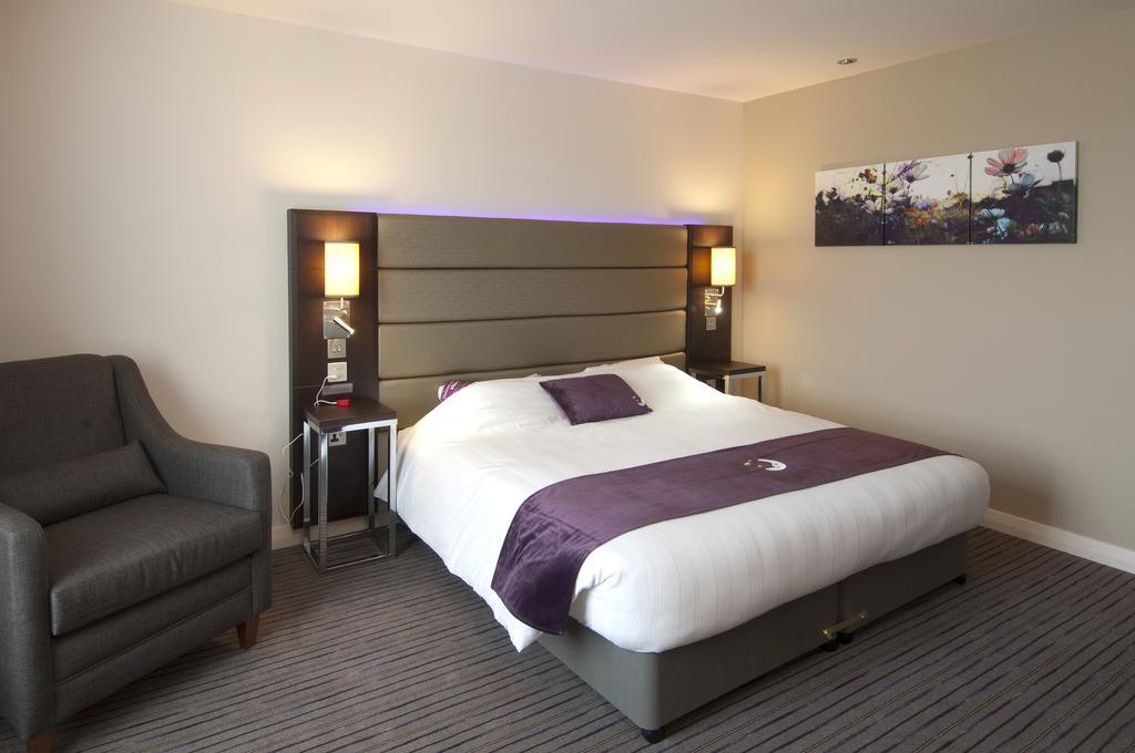 Premier Inn Мърдър Титфил Екстериор снимка