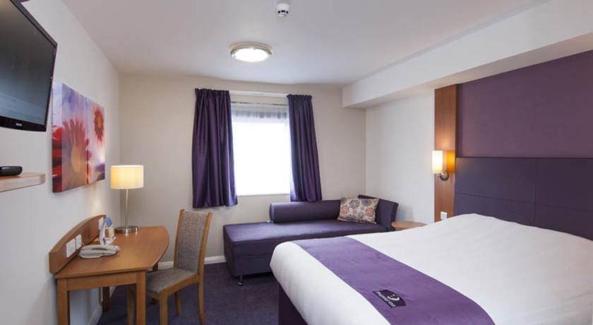 Premier Inn Мърдър Титфил Екстериор снимка
