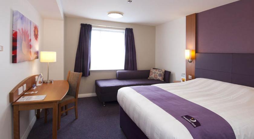 Premier Inn Мърдър Титфил Екстериор снимка