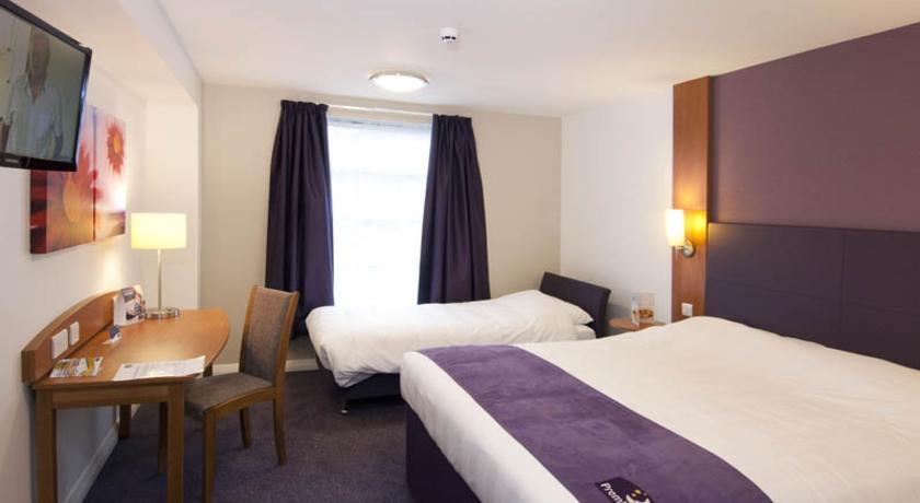 Premier Inn Мърдър Титфил Екстериор снимка