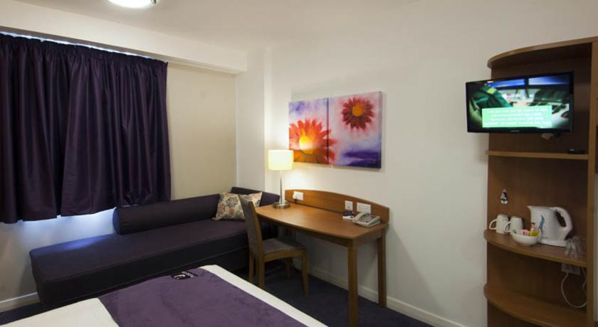 Premier Inn Мърдър Титфил Екстериор снимка