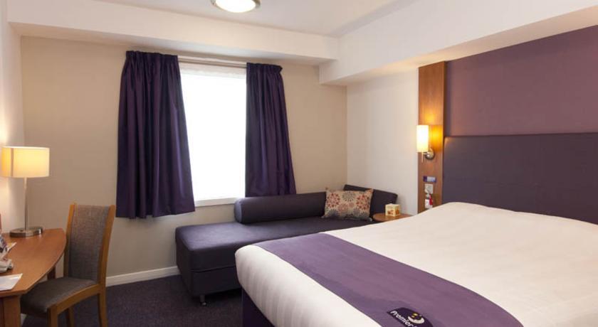 Premier Inn Мърдър Титфил Екстериор снимка