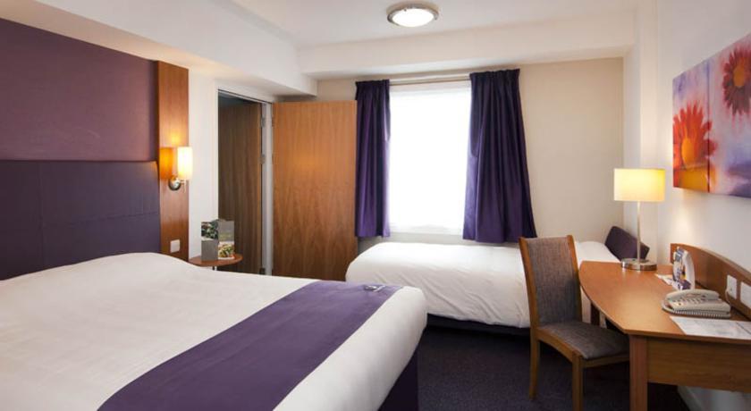 Premier Inn Мърдър Титфил Екстериор снимка