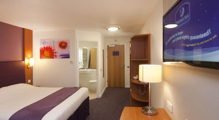 Premier Inn Мърдър Титфил Екстериор снимка