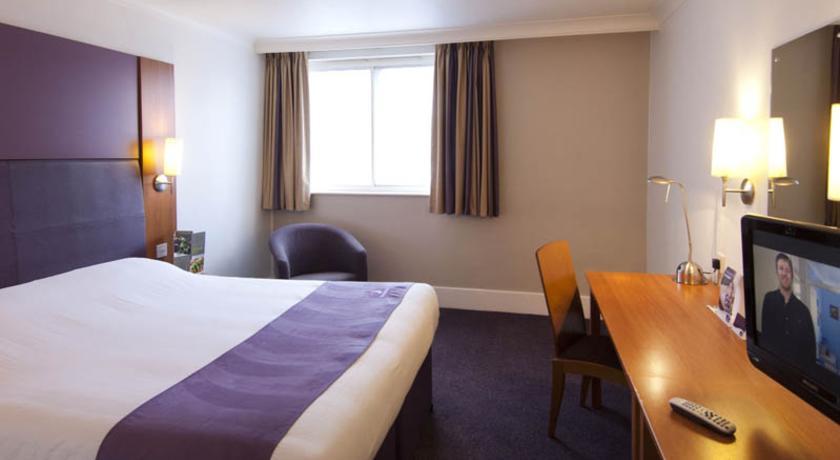 Premier Inn Мърдър Титфил Екстериор снимка