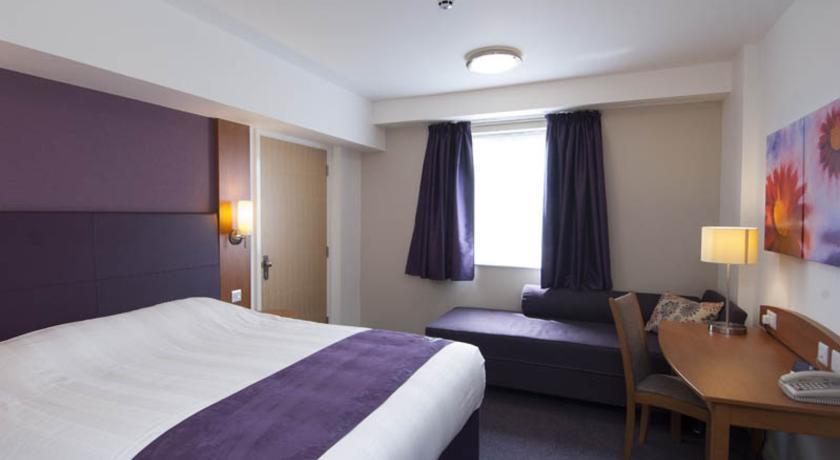 Premier Inn Мърдър Титфил Екстериор снимка