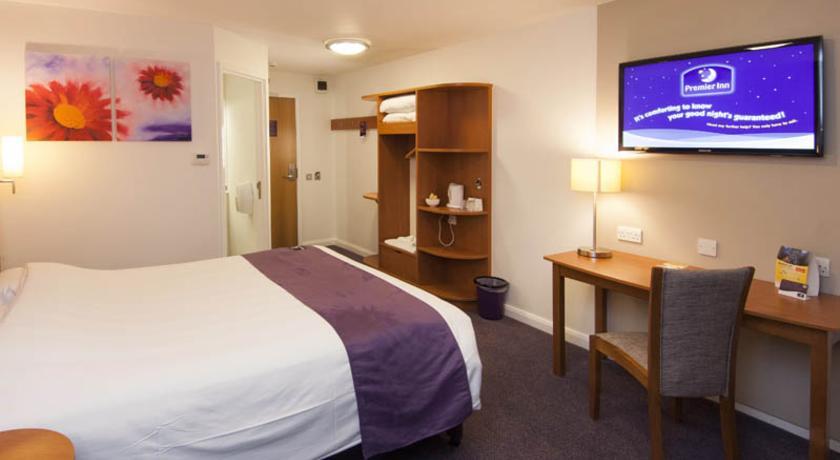 Premier Inn Мърдър Титфил Екстериор снимка