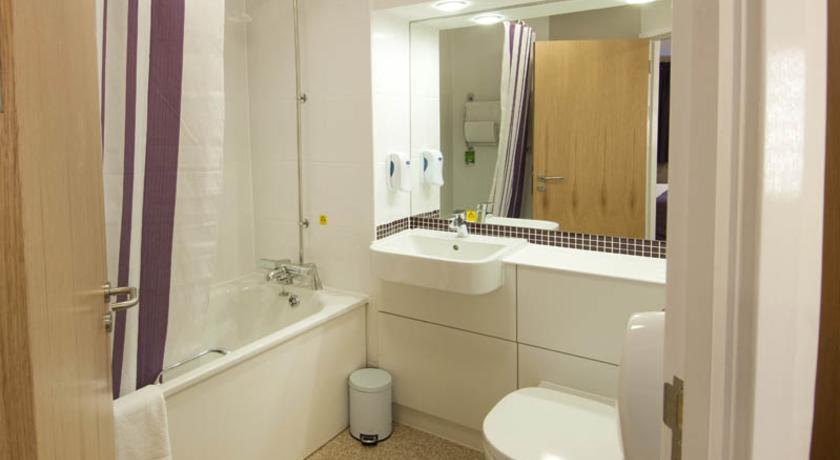 Premier Inn Мърдър Титфил Екстериор снимка