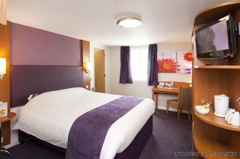 Premier Inn Мърдър Титфил Екстериор снимка
