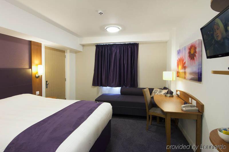 Premier Inn Мърдър Титфил Екстериор снимка